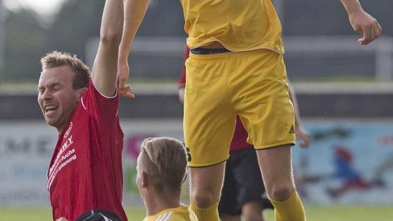 Der ehemalige Coburger und Mönchrödener Landesligaspieler Steffen Hönninger (rotes Trikot) war beim 6:0-Heimsieg des FC Lichtenfels von den Eichaer Verteidiger nicht zu stoppen; rechts Stefan Rottmann.