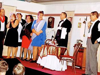 Bei der Kriminalkomödie "Die verschwundenen Untermieter" himmeln die Frauen (ab Zweite von links) Jolanda (Marie Winkler), Minna (Karin Wicht), Klementine (Edeltraud Schnapp) und Florentine (Claudia Förtsch) den Schauspieler Tom Beierle (Pfarrer Michael Erhart, links) an, während Butler Charles (Ralf Wagner) abwartet und Kommissar Wichtig (Klaus Ullrich, rechts) Schlimmes vermutet.  Foto: Alfons Beuerlein