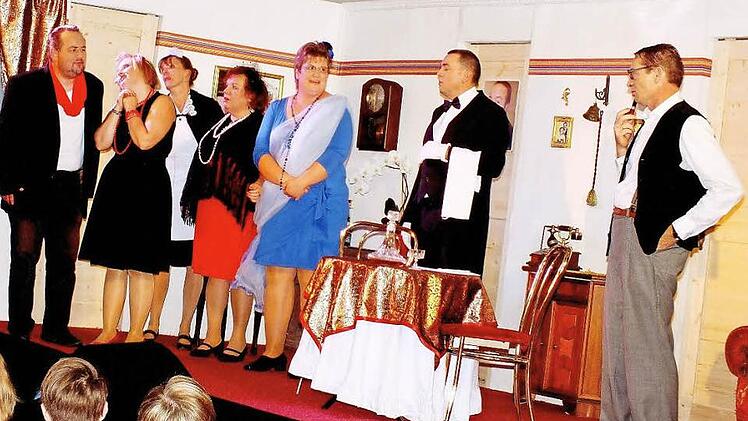 Bei der Kriminalkomödie "Die verschwundenen Untermieter" himmeln die Frauen (ab Zweite von links) Jolanda (Marie Winkler), Minna (Karin Wicht), Klementine (Edeltraud Schnapp) und Florentine (Claudia Förtsch) den Schauspieler Tom Beierle (Pfarrer Michael Erhart, links) an, während Butler Charles (Ralf Wagner) abwartet und Kommissar Wichtig (Klaus Ullrich, rechts) Schlimmes vermutet.  Foto: Alfons Beuerlein