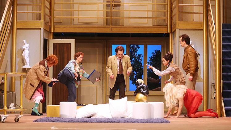 Turbulenter Bühnenspaß: Szene aus "Der nackte Wahnsinn" am Landestheater Coburg.Foto: Henning Rosenbusch