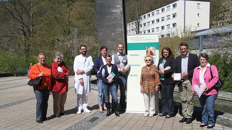 Bei der Betreuung von Krebspatienten sind viele Facetten zu berücksichtigen - und viele Menschen helfen mit: Ursula Bräcklein und Brigitte Simon von SenoCura, der Facharzt für innere Medizin Markus Hischmann, das psychoonkologische Team des Klinikums Kulmbach mit Jürgen Wickles und Katharina Weiß sowie der Patientin Diana Miskolci sowie Brigitte Botlik und Barbara Lindner von Brustkrebs-Selbsthilfegruppen, der Geschäftsführer der Bayerischen Krebsgesellschaft Markus Besseler und die Mutter de...