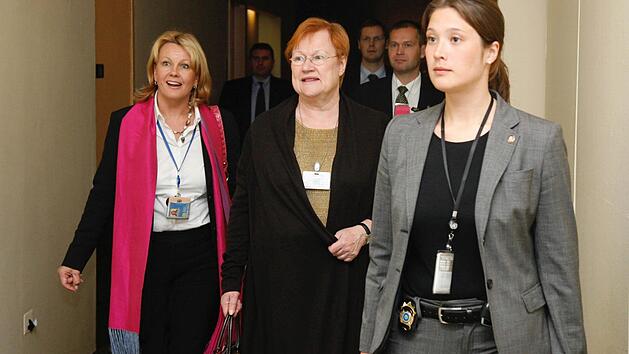 Als Personensch&uuml;tzer lebte Daniela Henry (rechts) gef&uuml;hlt das Leben der VIPs, so wie hier das von der ehemaligen Pr&auml;sidentin Finnlands Tarja Halonen (Mitte). Foto: privat