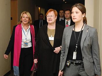 Als Personenschützer lebte Daniela Henry (rechts) gefühlt das Leben der VIPs, so wie hier das von der ehemaligen Präsidentin Finnlands Tarja Halonen (Mitte). Foto: privat