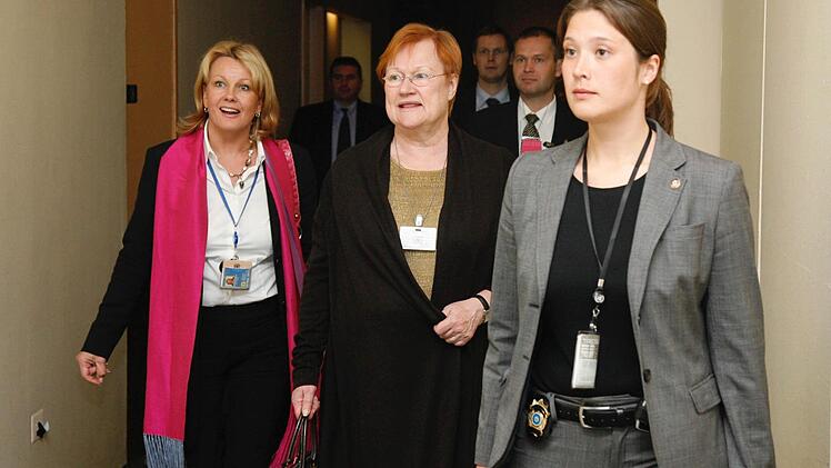 Als Personenschützer lebte Daniela Henry (rechts) gefühlt das Leben der VIPs, so wie hier das von der ehemaligen Präsidentin Finnlands Tarja Halonen (Mitte). Foto: privat
