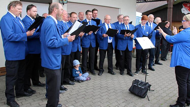 Abwechslungsreiche musikalische Kost boten die musizierenden Gruppen der Stadt Seßlach am Sonntag bei der 32. Matinee, die aus Anlass des 70-jährigen Jubiläums des Sportvereins Heilgersdorf am dortigen Sportplatz stattfand. Auch der einheimische Gesangverein Liederkranz Heilgersdorf (Leitung Stefanie Liebl, rechts) gratulierte musikalisch und stellte u.a. fest: "Ein Mensch ist kein Mensch ohne Handy". Foto: Bettina Knauth