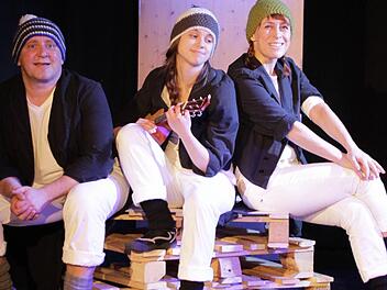 Die drei Pinguine Frank Schott, Nadine Dörfler und Anja Weith (von links) tricksen Noah aus. Foto: Klaus Klaschka
