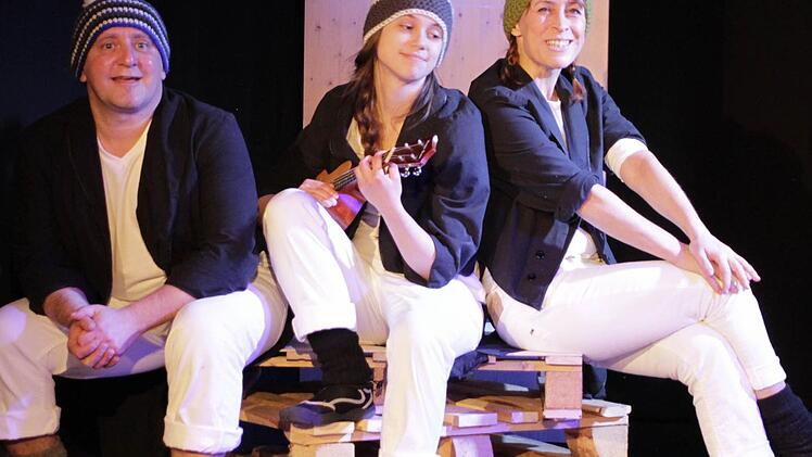 Die drei Pinguine Frank Schott, Nadine Dörfler und Anja Weith (von links) tricksen Noah aus. Foto: Klaus Klaschka