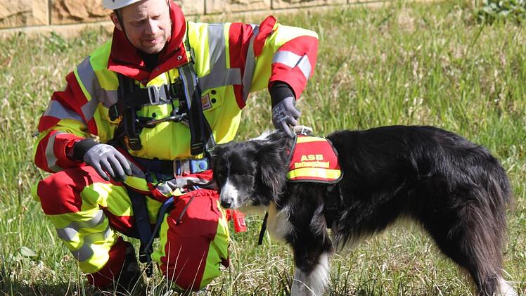 Der Star der Rettungsvorführung war der Borderline-Collie Finn, hier mit ASB-Hundeführer Timo Griebel während der Vorführung. Foto: Matthias Einwag