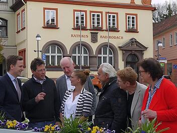 Sie reden über und begeistern sich alle für Bad Rodach: (von links) Tobias Ehrlicher, Stefan Hinterleitner, Lars-Jörg Otto, Ramona Stegner, Dieter Weil, Edith Dinger und Netzwerk-Vorstandsmitglied Christine Ulmann-Puff. Foto: Berthold Köhler