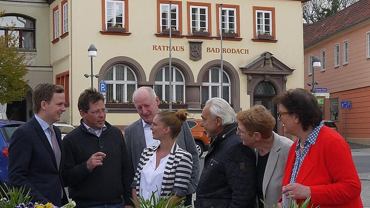 Sie reden über und begeistern sich alle für Bad Rodach: (von links) Tobias Ehrlicher, Stefan Hinterleitner, Lars-Jörg Otto, Ramona Stegner, Dieter Weil, Edith Dinger und Netzwerk-Vorstandsmitglied Christine Ulmann-Puff. Foto: Berthold Köhler