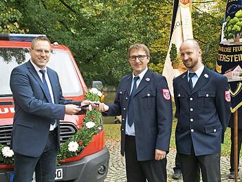 Aus den Händen von Bürgermeister Matthias Bäuerlein nahmen Feuerwehrkommandant Andreas Weigel und Vereinsvorsitzender Bastian Hogen die Schlüssel für das neue Tragkraftspritzenfahrzeug in Empfang. Fotos: Sabine Weinbeer