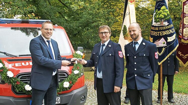 Aus den Händen von Bürgermeister Matthias Bäuerlein nahmen Feuerwehrkommandant Andreas Weigel und Vereinsvorsitzender Bastian Hogen die Schlüssel für das neue Tragkraftspritzenfahrzeug in Empfang. Fotos: Sabine Weinbeer