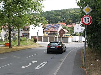 Auf der Fahrbahn ist Tempo 30 angebracht, wegen des Schildes gilt aber Tempo 10. Foto: Alexander Hartmann