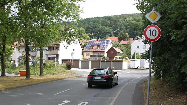Auf der Fahrbahn ist Tempo 30 angebracht, wegen des Schildes gilt aber Tempo 10. Foto: Alexander Hartmann