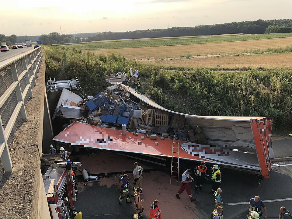 Bei Würzburg: Spektakulärer Sturz auf der A3 – Sattelzug fällt  von Autobahnbrücke auf Staatsstraße