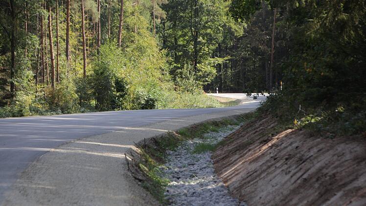 Auf der Straße zwischen Buchfeld und Elsendorf wurden die Kurven aufgeweitet. Foto: Christian Bauriedel