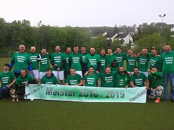 Meister der B-Klasse Rh&ouml;n 2 ist der TV Jahn Winkels, der damit  die lange ersehnte R&uuml;ckkehr in die A-Klasse realisierte. Unser Bild zeigt (hinten, von links) Trainer Jan Mast, Aleksey Razvaliaev, Maximilian Maier, Felix Mast, Lukas Kiesel, Boris W&ouml;lk-Mann, Fabio Mast, Sergej Sasin, Michael B&ouml;se, Nicolas H&auml;nsch, Thomas Wittmann, Eduard Baster, Florian Kmeth, Paul Engelage und TV- Pr&auml;sident Holger Buczynski sowie (vorne, von links) Abteilungsleiter Michael M&uuml;ller, Thomas N&ouml;th, Lukas N&ouml;th, Serge...