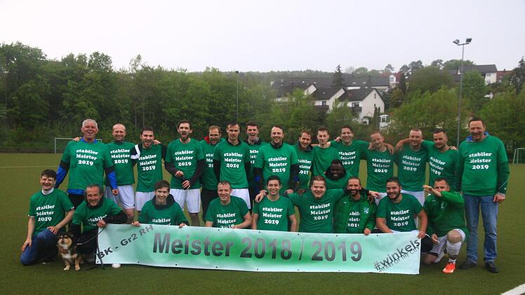 Meister der B-Klasse Rh&ouml;n 2 ist der TV Jahn Winkels, der damit  die lange ersehnte R&uuml;ckkehr in die A-Klasse realisierte. Unser Bild zeigt (hinten, von links) Trainer Jan Mast, Aleksey Razvaliaev, Maximilian Maier, Felix Mast, Lukas Kiesel, Boris W&ouml;lk-Mann, Fabio Mast, Sergej Sasin, Michael B&ouml;se, Nicolas H&auml;nsch, Thomas Wittmann, Eduard Baster, Florian Kmeth, Paul Engelage und TV- Pr&auml;sident Holger Buczynski sowie (vorne, von links) Abteilungsleiter Michael M&uuml;ller, Thomas N&ouml;th, Lukas N&ouml;th, Serge...