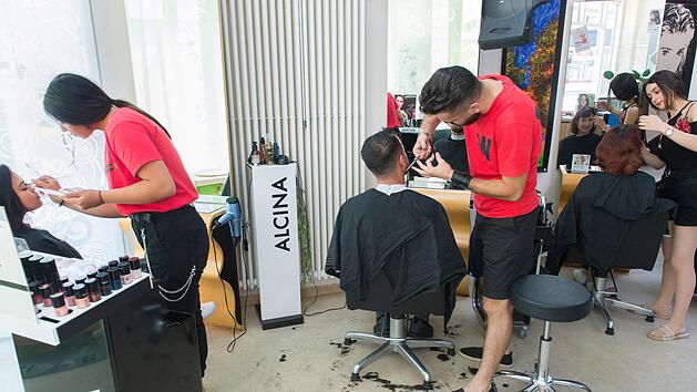 Drei junge Migranten machen ihre Ausbildung im Schweinfurter Friseursalon "Extra-Locke". Im Bild von links: Tala Yousef, Yasen Housen und Athraa Mansha.  Fotos: Anand Anders