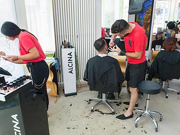 Drei junge Migranten machen ihre Ausbildung im Schweinfurter Friseursalon "Extra-Locke". Im Bild von links: Tala Yousef, Yasen Housen und Athraa Mansha.  Fotos: Anand Anders