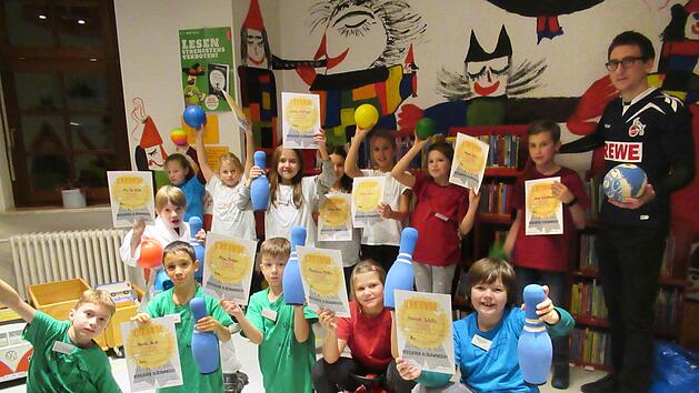 Zum Abschlussfoto stellten sich  die  Kinder zusammen mit Bibliotheksleiter Jan Marberg (rechts) auf. Foto: Elisabeth Kinalele
