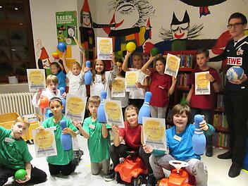 Zum Abschlussfoto stellten sich  die  Kinder zusammen mit Bibliotheksleiter Jan Marberg (rechts) auf. Foto: Elisabeth Kinalele