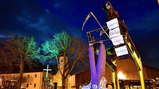 Landwirte aus der Region protestieren am Rande eines Besuchs der Bundeslandwirtschaftsministerin mit einer kopf&uuml;ber aufgeh&auml;ngten Figur.  Foto: Martin Schutt/dpa