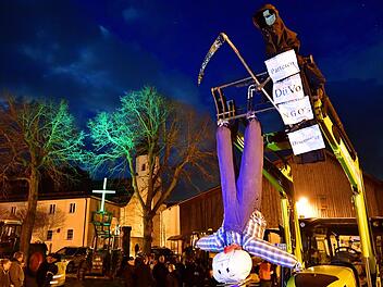 Landwirte aus der Region protestieren am Rande eines Besuchs der Bundeslandwirtschaftsministerin mit einer kopf&uuml;ber aufgeh&auml;ngten Figur.  Foto: Martin Schutt/dpa