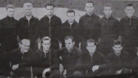 Die Mannschaft der Spielzeit 1959/60, die damals Fritz Walter, Ehrenspielführer der deutschen Nationalmannschaft, für kurze Zeit trainierte.Foto/Repro: Dieter Seyfarth