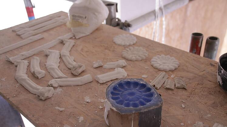 Der Restaurator fertigt per Abdruck Schablonen von den Ornamenten an, mit denen er die Repliken aus Gips herstellt. Foto: Benedikt Borst