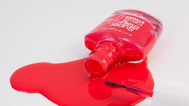 Um Nagellack zu entsorgen, musst du die verschiedenen Materialien voneinander trennen.