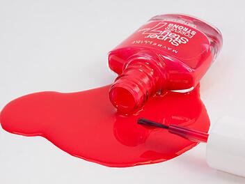 Um Nagellack zu entsorgen, musst du die verschiedenen Materialien voneinander trennen.