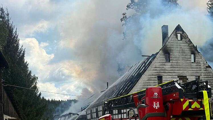 Nürnberg: Wohnhaus und Scheune in Vollbrand - Zerstörung konnte "nicht verhindert werden"