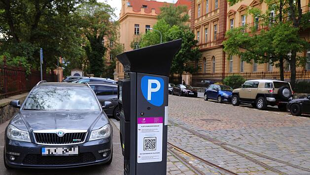 M&uuml;nchen: M&auml;dchen bleibt mit Hand in Parkautomat stecken - Feuerwehr hilft mit roher Gewalt