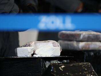 Zoll stellt Kokain im Tonnenbereich sicher
