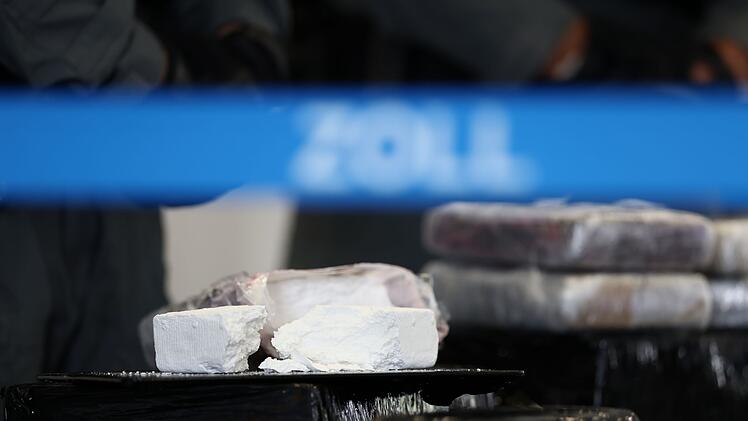 Zoll stellt Kokain im Tonnenbereich sicher