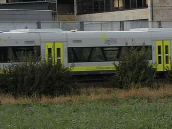 Wie lange will die Bahn noch an der  Forchheimer Realschule und den anderen Schulen in Forchheim-Nord vorbei fahren?  Foto:  Josef Hofbauer