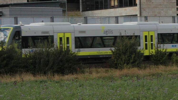 Wie lange will die Bahn noch an der  Forchheimer Realschule und den anderen Schulen in Forchheim-Nord vorbei fahren?  Foto:  Josef Hofbauer