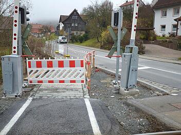 Am neuen Bahnübergang in der Berliner Straße geht seit Wochen wieder nichts vorwärts. Hier sollen die Schulkinder aus dem Trebgaster Baugebiet "In der Flur" von den Schulweghelfern sicher auf die andere Seite geführt werden. Foto: Dieter Hübner