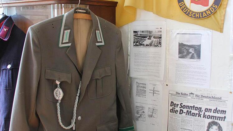 Die DDR-Uniform trägt heute niemand mehr. Die Flagge ähnelt zwar der aktuellen Deutschlandfahne, Hammer, Zirkel und Ährenkranz sind aber mittlerweile reif fürs Museum. Im Heimatmuseum in Schweickershausen sind einige Stücke aus der Vergangenheit ausgestellt. Der Ort lag damals im Sperrgebiet.