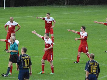 Klarer Fingerzeig: Auf Abseits entschieden haben die Spieler der SG Seubrigshausen/Großwenkheim - der Referee wohl nicht. Foto: ssp