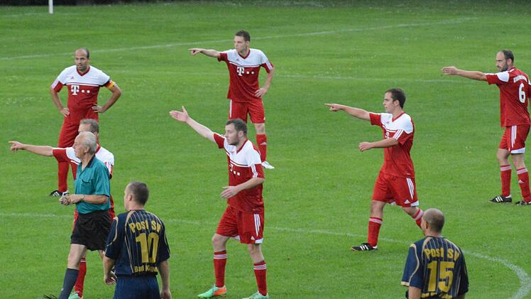 Klarer Fingerzeig: Auf Abseits entschieden haben die Spieler der SG Seubrigshausen/Großwenkheim - der Referee wohl nicht. Foto: ssp
