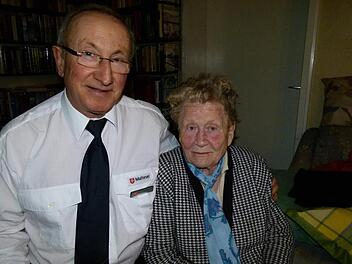 Zwischen dem ehrenamtlichen Malteser Georg Paulus und Loni Regewski stimmt die Chemie. Foto: Marion-Krüger-Hundrup