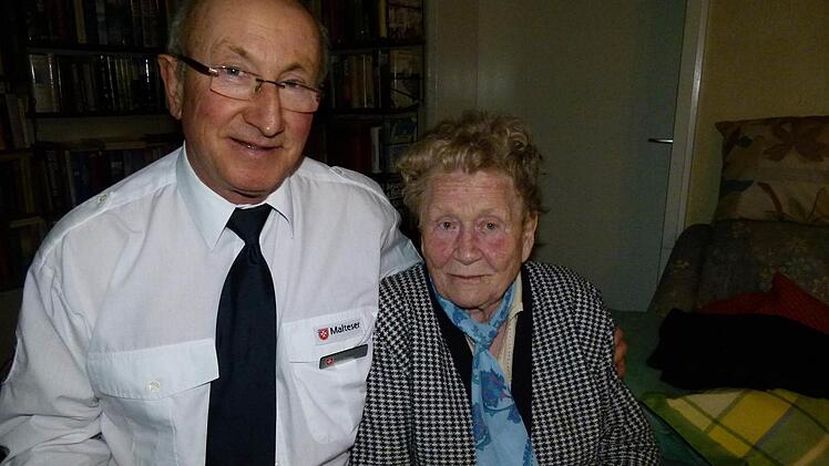 Zwischen dem ehrenamtlichen Malteser Georg Paulus und Loni Regewski stimmt die Chemie. Foto: Marion-Krüger-Hundrup
