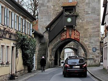 Noch hängt das Logo des Rhönklubs am Eingang des Jörgentores. Doch der Zweigverein denkt daran, sein Vereinsheim aufzugeben. Die Treppen sind für die zum großen Teil älteren Mitglieder zu steil. Der obere Teil des Turms, den der Verein von der Stadt nur gemietet hat, muss in den nächsten Jahren saniert werden. Foto: Dieter Britz