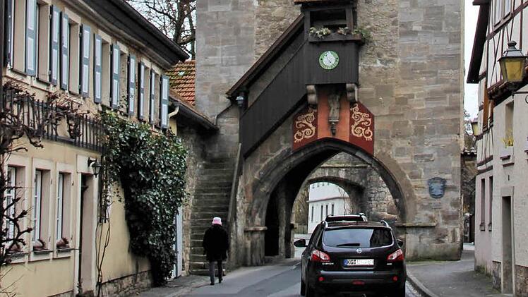 Noch hängt das Logo des Rhönklubs am Eingang des Jörgentores. Doch der Zweigverein denkt daran, sein Vereinsheim aufzugeben. Die Treppen sind für die zum großen Teil älteren Mitglieder zu steil. Der obere Teil des Turms, den der Verein von der Stadt nur gemietet hat, muss in den nächsten Jahren saniert werden. Foto: Dieter Britz