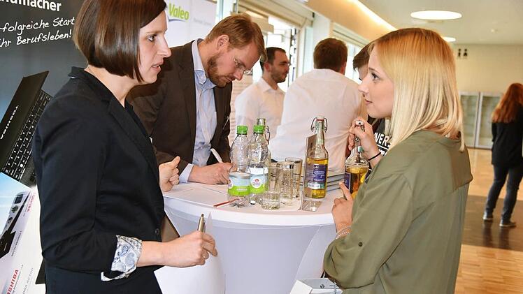 Das Speed-Dating in der HUK-Arena war ein großer Erfolg: Christina Eckstein und Andreas Guhl von der Firma Schumacher Packaging unterhalten sich mit Janine Schwesinger über die Ausbildungsmöglichkeiten in ihren Unternehmen. Foto: Gabi Arnold