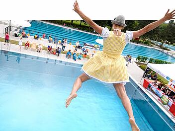 Eine Teilnehmerin springt in Aschaffenburg während der zweiten Europameisterschaft im Dirndlspringen vom Fünf-Meter Brett. Foto: Nicolas Armer/dpa