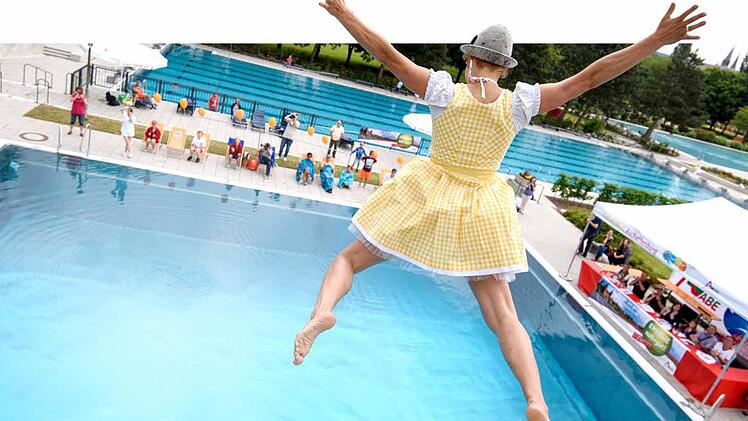 Eine Teilnehmerin springt in Aschaffenburg während der zweiten Europameisterschaft im Dirndlspringen vom Fünf-Meter Brett. Foto: Nicolas Armer/dpa