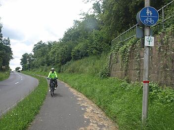 Der Radweg von Ebenhausen nach Oerlenbach birgt nach Beurteilung durch die Fachbehörden keine sonderlichen Gefahren, um am Ende auf die Fahrbahn zu wechseln.  Foto: Stefan Geiger